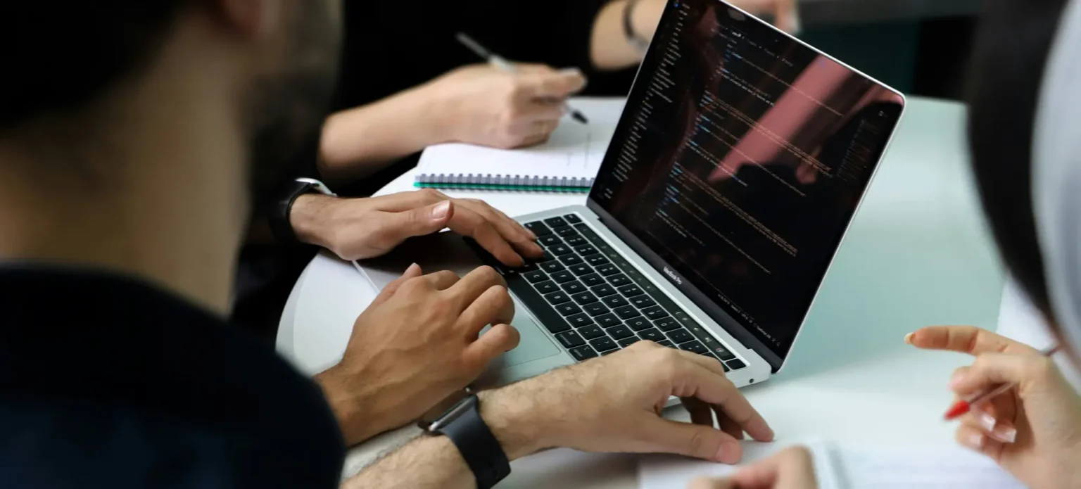 IT-Projekt-Team bei der Arbeit